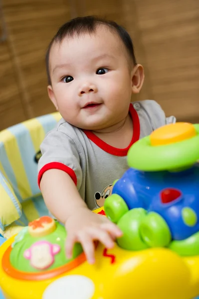 6 meses de edad niña asiática juega sentado en un andador — Foto de Stock