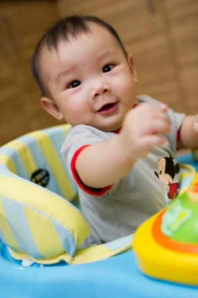 6 aylık Asya bebek kız gülümseyerek — Stok fotoğraf