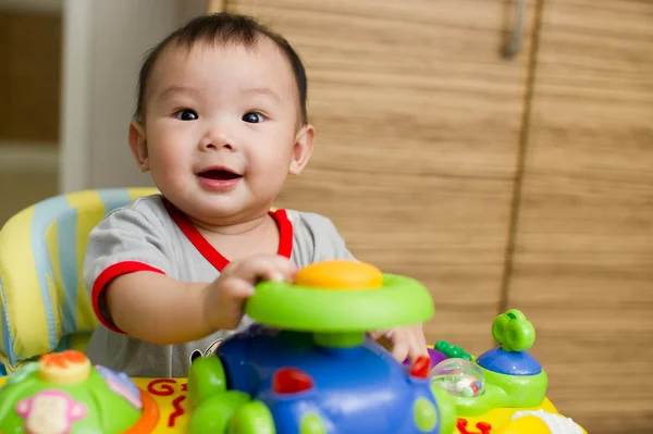 6 mese vecchio asiatico bambino ragazza sorridente — Foto Stock