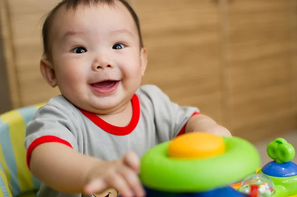 6 maanden oude Aziatische babymeisje glimlachen — Stockfoto
