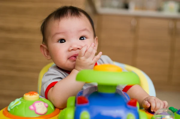 6 meses de idade Asiático bebê menina mastigar seus dedos — Fotografia de Stock