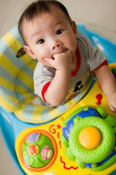 6 mese vecchio asiatico bambino ragazza masticare lei dita — Foto Stock