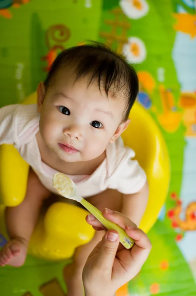 Sechs Monate altes südostasiatisches chinesisches Mädchen — Stockfoto