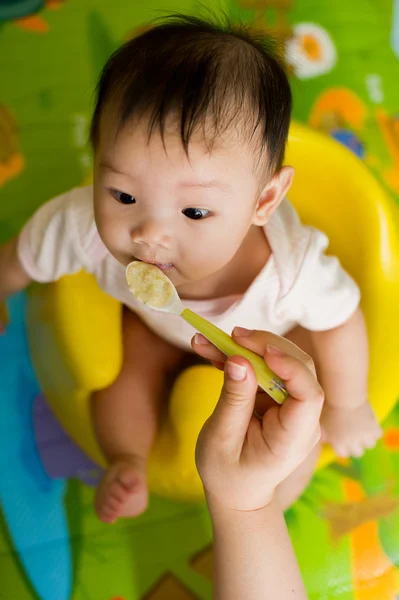 Ázsiai anya a neki 6 hónapos kislány그녀의 6 개월 된 아가와 아시아 어머니 — Stock Fotó