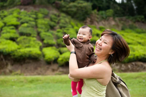 Asijská matka hrát s její 7 měsíců starou holčičku — Stock fotografie