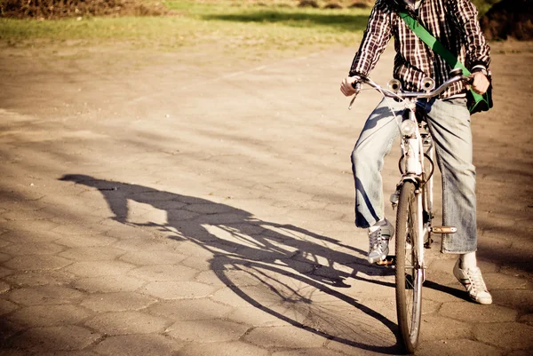 Homens na sombra de queda de bicicleta — Fotografia de Stock