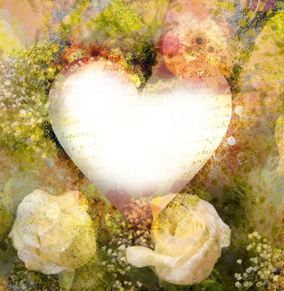 Velho romântico no fundo do coração e rosas brancas — Fotografia de Stock