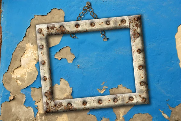 Antiguo marco vacío colgando de una pared rota azul —  Fotos de Stock