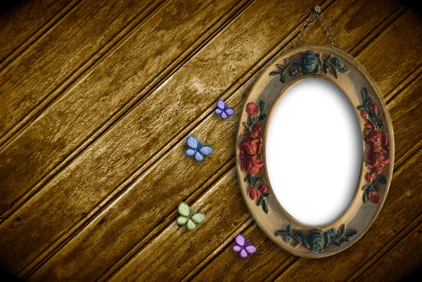 Tabulka prázdná, visící na starou zeď ze dřeva s motýl — Stock fotografie