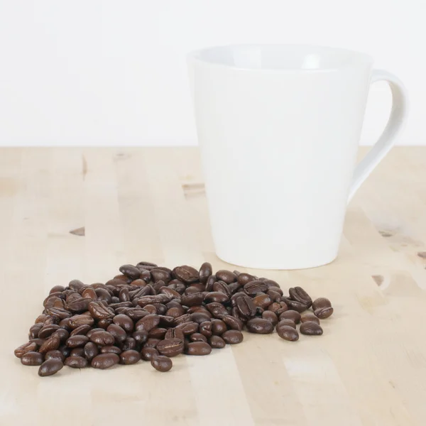 Ziarna kawy i filiżanki — Zdjęcie stockowe