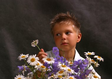 çiçekleri ile iyi bir çocuk