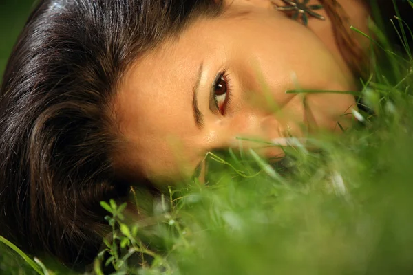 Meisje in een gras — Stockfoto