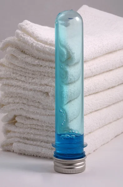 Handtücher und Shampoo — Stockfoto