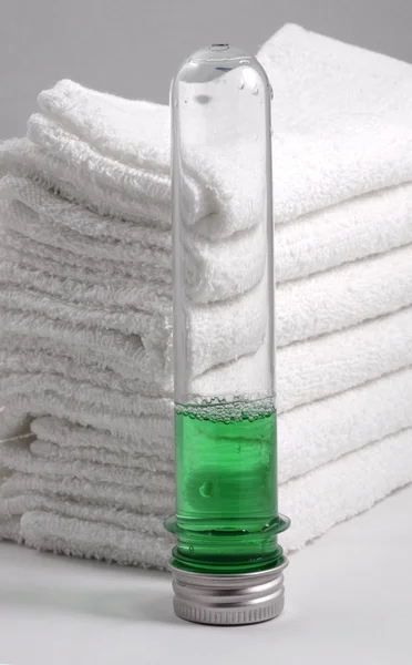 Handdukar och schampo — Stockfoto