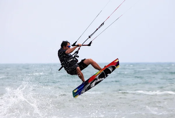 Kitesurfer в дії — стокове фото