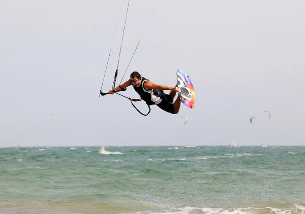 Kitesurfer em ação — Fotografia de Stock