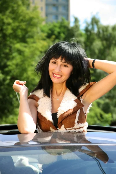 Mooie brunette in de auto — Stockfoto