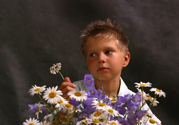 Hezký kluk s květy — Stock fotografie
