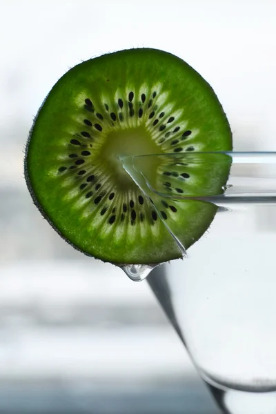 Glas met een plaat kiwi — Stockfoto