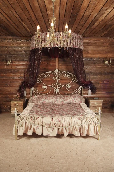 Роскошная кровать — стоковое фото