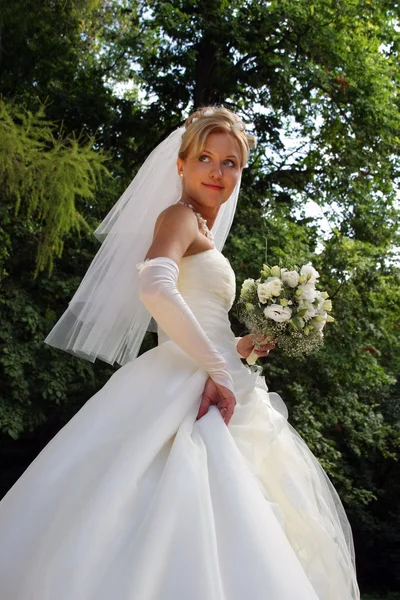 The bride in park — Stock Photo, Image