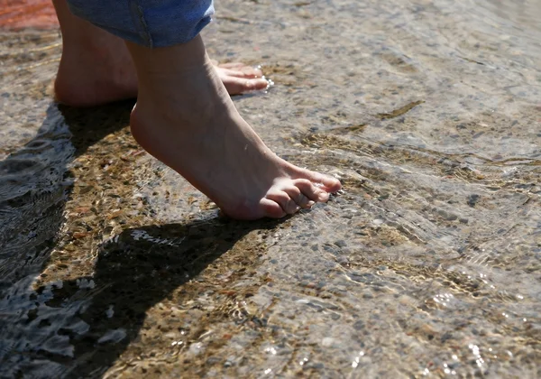Beine im Wasser — Stockfoto