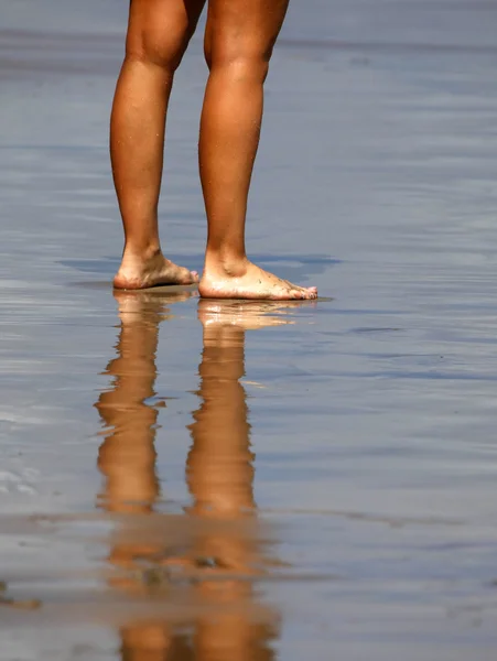 Kvinnliga fötter — Stockfoto
