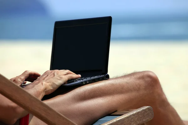 Homem com um computador — Fotografia de Stock