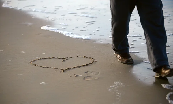 Сердце на песке — стоковое фото