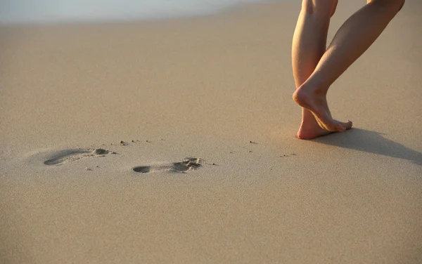 Отпечатки ног на пляже — стоковое фото