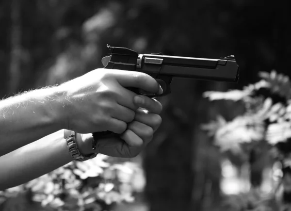Pistola in una mano — Foto Stock