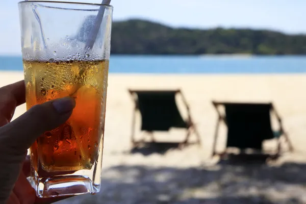 Cocktail op een strand — Stockfoto