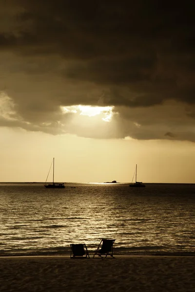 Dryfująca łódź na zachodzie słońca — Zdjęcie stockowe
