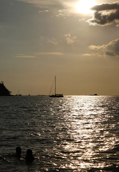 日没時にボートを漂流 — ストック写真