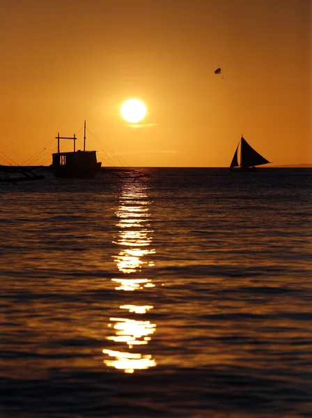 Snášející se loď při západu slunce — Stock fotografie