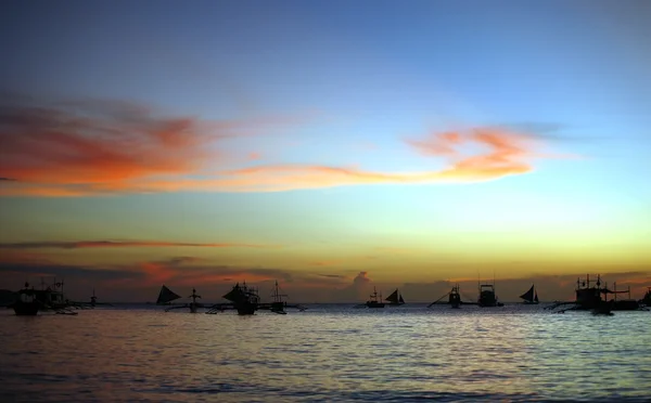 Drijvende boot op een zonsondergang — Stockfoto