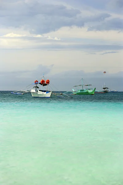 Barcos solitarios en el océano —  Fotos de Stock