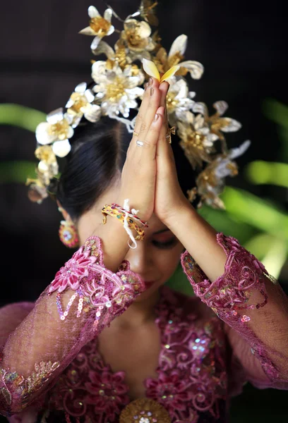Indonesian bride prays — Stock Photo, Image