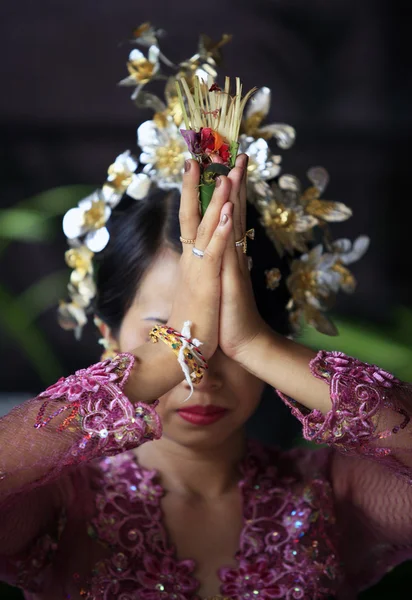 Indonesian bride prays — Stock Photo, Image