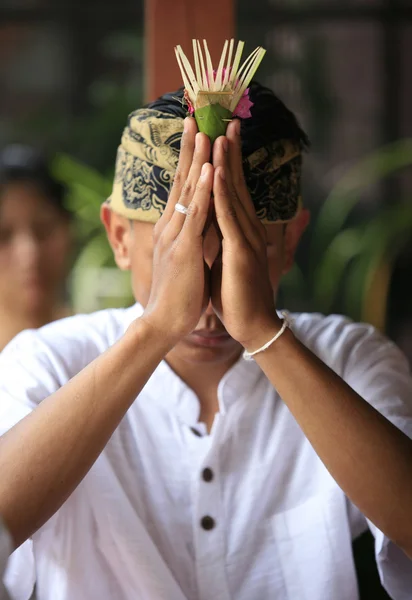 Indonesiska brudgummen ber — Stockfoto