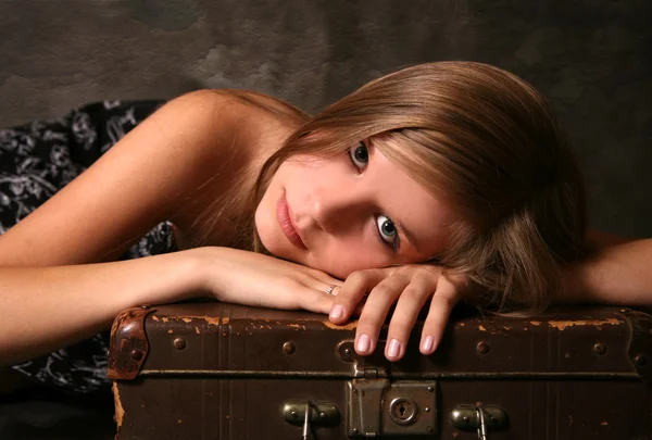 Девушка со старым чемоданом — стоковое фото