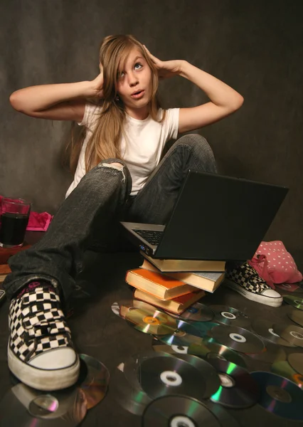 Дівчина з комп'ютером — стокове фото