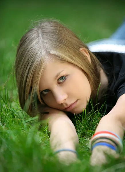 Kız bir çim — Stok fotoğraf