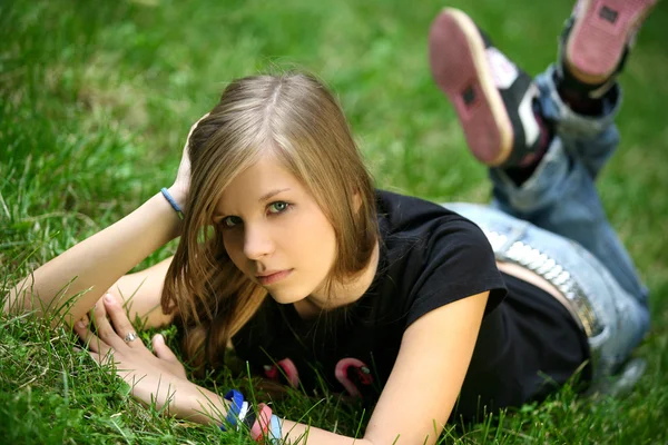 Девушка в траве — стоковое фото