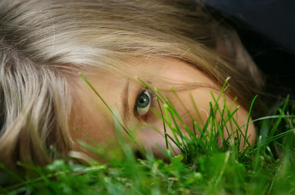 在草丛中的女孩 — 图库照片