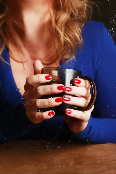 Hand with a glass of tea — Stock Photo, Image