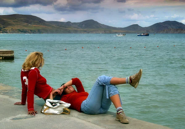 Две девушки на побережье — стоковое фото
