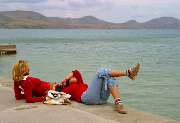Två flickvänner på kusten — Stockfoto