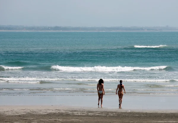 Two girls on a coastline — Stock Photo, Image