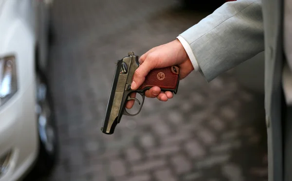 Pistol i en hand — Stockfoto